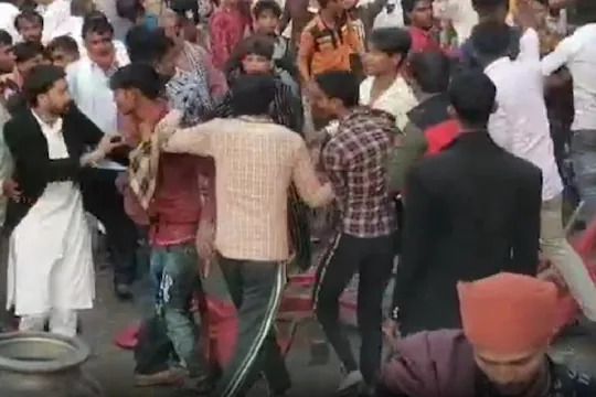 fight in wedding for dance on dj fatehpur video goes viral | बापरे! डीजेवरून वाद पेटला, भर मंडपात तुफान राडा झाला; जोरदार हाणामारीचा Video व्हायरल