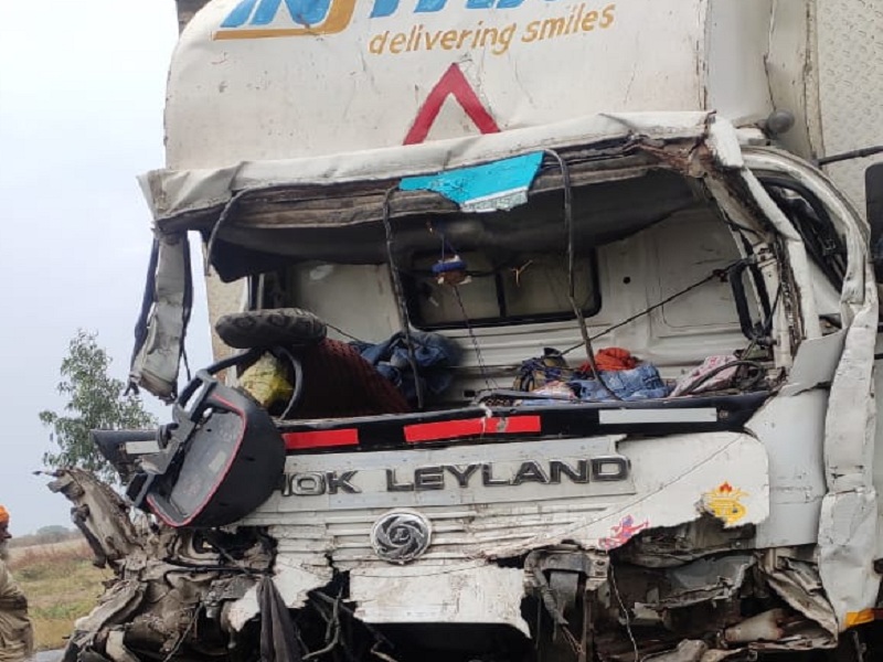 A loaded container collided with a vertical truck; The driver died on the spot | उभ्या ट्रकवर भरधाव कंटेनर आदळला; चालकाचा जागीच मृत्यू