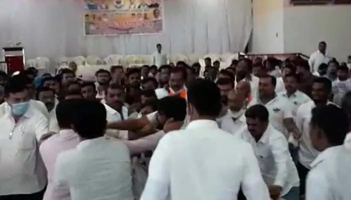 BJP Factions Fist Fight In Meeting For Karnataka Council Polls | तुफान राडा! भाजपाच्या बैठकीत दोन गट भिडले; एकमेकांच्या जीवावर उठले, लाथाबुक्क्यांनी मारहाण