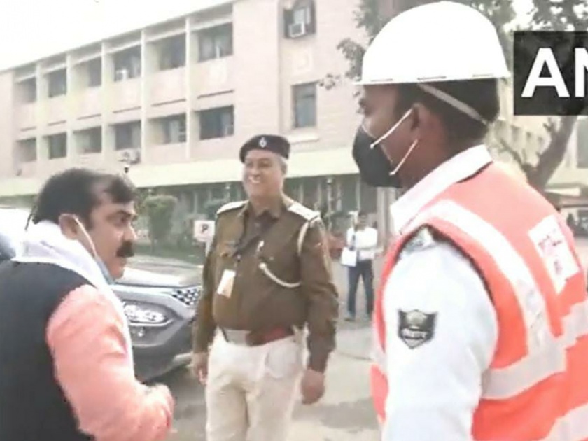 bihar minister jivesh mishra gets angry after his car is stopped in assembly premises by police | Video - "आता यांना निलंबित करूनच मी..."; गाडी अडवल्याने भाजपा नेत्याची पोलिसांवर दादागिरी