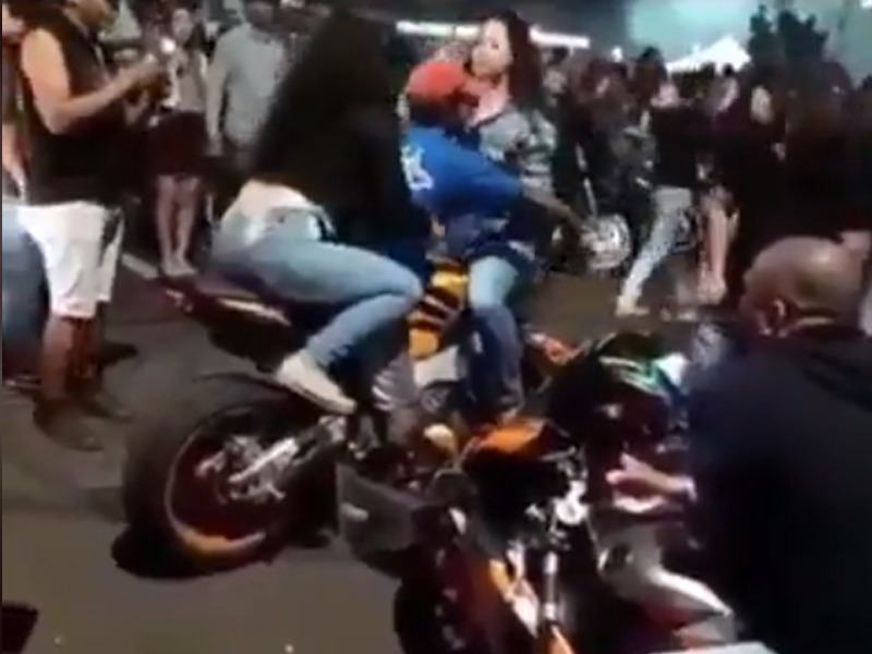 young man doing stunt to impress young ladies falls down funny video goes viral | तरुणींना इम्प्रेस करायला स्टंट करायला गेला, असा तोंडावर आपटला की केली स्वत:चीच फजिती