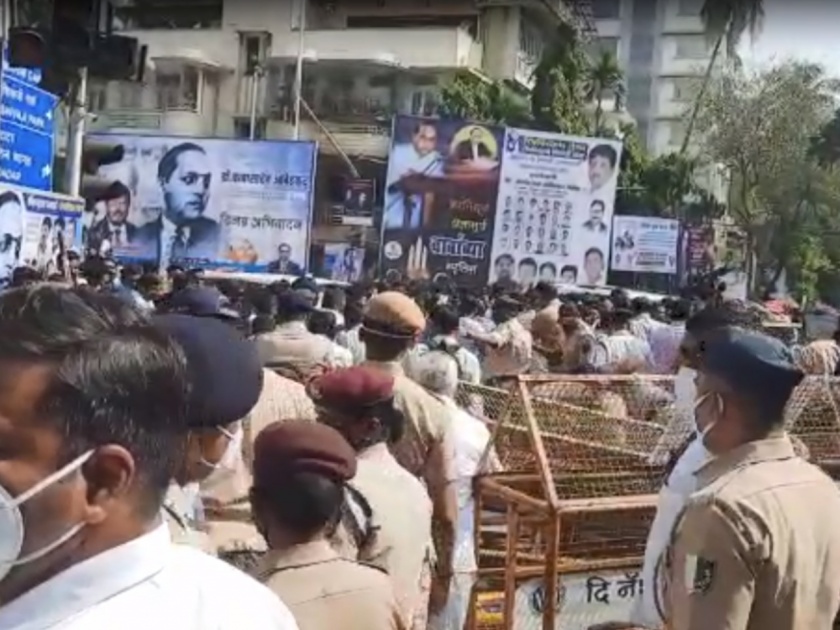 Panic situation of All India Panther activists outside Chaityabhoomi; He pushed the police | चैत्यभूमीबाहेर ऑल इंडिया पँथरच्या कार्याकर्त्यांचा गोंधळ; पोलिसांना केली धक्काबुक्की