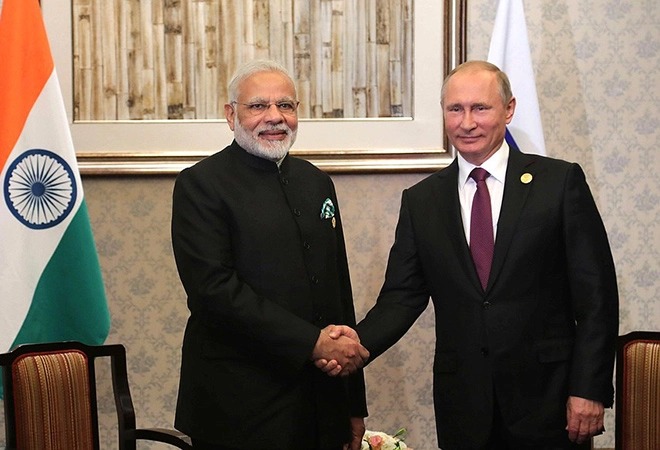 Vladimir putin india visit: Vladimir Putin praised Narendra Modi for his tough stance on the S-400 issue, saying ... | Vladimir putin india visit : एस-४०० मुद्द्यावरून अमेरिकेसमोर दाखवलेल्या कणखर बाण्यासाठी व्लादिमीर पुतिन यांनी केली नरेंद्र मोदींची प्रशंसा, म्हणाले...