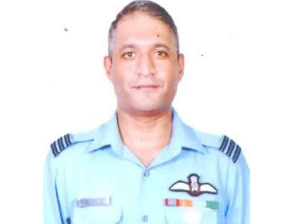 Helicopter Crash Who is Gp Capt Varun Singh? The lone survivor in CDS chopper crash | Varun Singh : हेलिकॉप्टर अपघातामधून एकमेव अधिकारी बचावले; कोण आहेत वरुण सिंह? जाणून घ्या