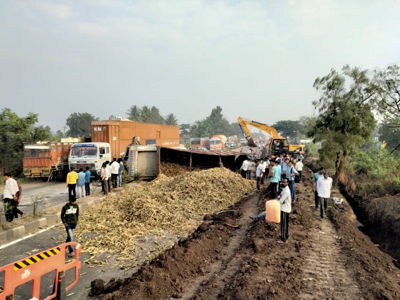 The sugarcane truck overturned after hitting the container; Aurangabad-Nagar highway blocked for three hours | कंटेनरच्या धडकेनंतर उसाचा ट्रक उलटला; औरंगाबाद-नगर महामार्ग तीन तास ठप्प