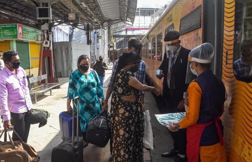Senior citizens are not relieved, they will have to pay more for travel, the information provided by the railways | Indian Railway: ज्येष्ठ नागरिकांना दिलासा नाहीच, प्रवासासाठी मोजावे लागणार अधिक पैसे, रेल्वेने दिली अशी माहिती