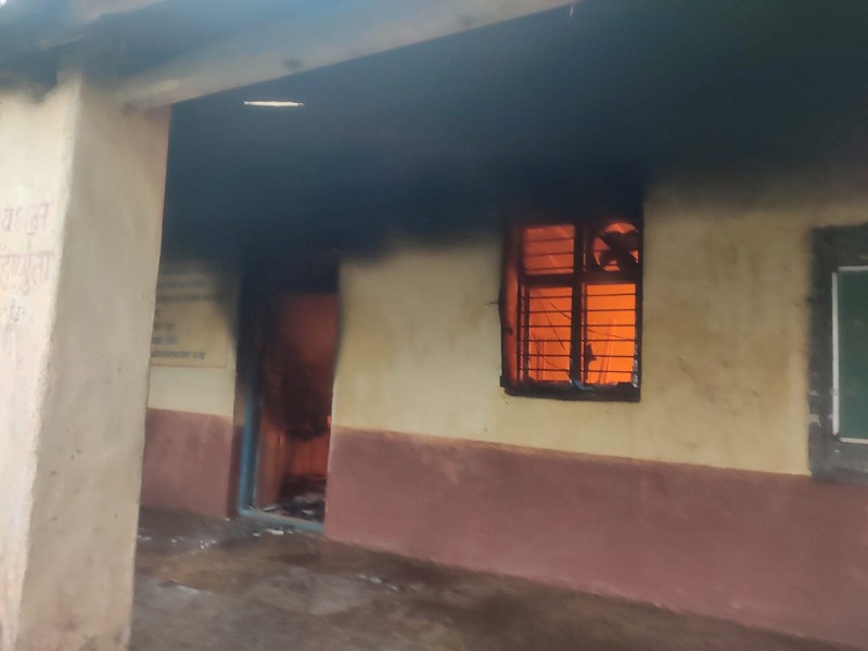 Zilla Parishad school fire in Wakodi; Loss of Rs. 10 lakhs by burning documents and educational materials | वाकोडीच्या जिल्हा परिषद शाळेला आग; कार्यालयातील कागदपत्रे, शैक्षणिक साहित्य जळून १० लाखांचे नुकसान