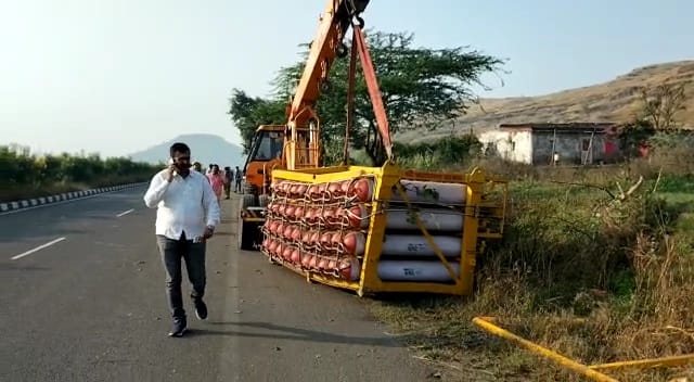 Nashik-Pune highway Accident of CNG gas transport tempo | नाशिक-पुणे महामार्गावर सी.एन.जी. गॅस वाहतूक करणारा टेम्पो उलटला