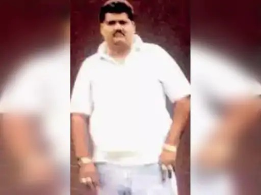 Gangster Suresh Pujari brought by maharashtra ATS to Mumbai from delhi | अखेर कुख्यात गँगस्टरला मुंबईत आणले, एकेकाळी रवी पुजारी, छोटा राजनचा हस्तक असलेल्या सुरेश पुजारीकडे होते ८ पासपोर्ट