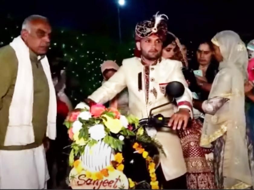 rohtak groom set an example refuse dowry took his bride on friends bike | कौतुकास्पद! हुंडा नाकारत 'त्यानं' अनोखा आदर्श ठेवला; मित्राच्या बाईकवरून नववधूला घेऊन घरी परतला