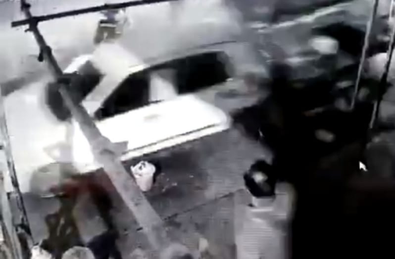 Drunk driver's four-wheeler hit by handcart; Shocking incident captured on CCTV | मद्यधुंद चालकाच्या चारचाकीची हातगाड्यांना धडक; थरकाप उडविणारी घटना ‘सीसीटीव्ही’त ‘कैद’  