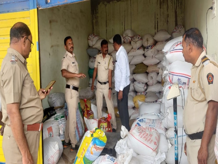 370 quintals of illegal stock of wheat and rice seized at Aundha Nagnath | औंढा नागनाथ येथे गहू व तांदळाचा ३७० क्विंटल अवैधसाठा जप्त