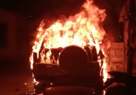 Video: A car caught fire in Ambernath | Video: अंबरनाथमध्ये चालत्या कारला भीषण आग