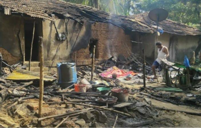 massive fire breaks out in Waingani-Bagayatwadi Vengurla Father and son killed in fire | वायंगणी-बागायतवाडीतील घराला आग; पिता-पुत्राचा आगीने घेतला बळी