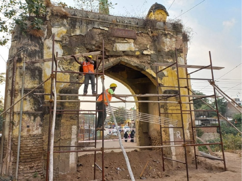 Mehmood Gate conservation work finally started; Will be completed in four months | मेहमूद दरवाजाच्या संवर्धनाचे काम अखेर सुरू; चार महिन्यांत होणार पूर्ण