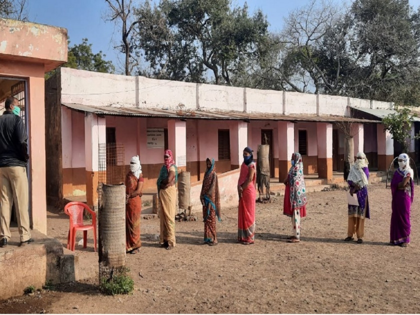 Soygaon Nagar Panchayat election, voters' enthusiasm even in cold weather | सोयगाव नगरपंचायत निवडणूक: थंडीच्या कडाक्यातही मतदारांचा उत्साह, सकाळच्या टप्प्यात ४३ टक्के मतदान