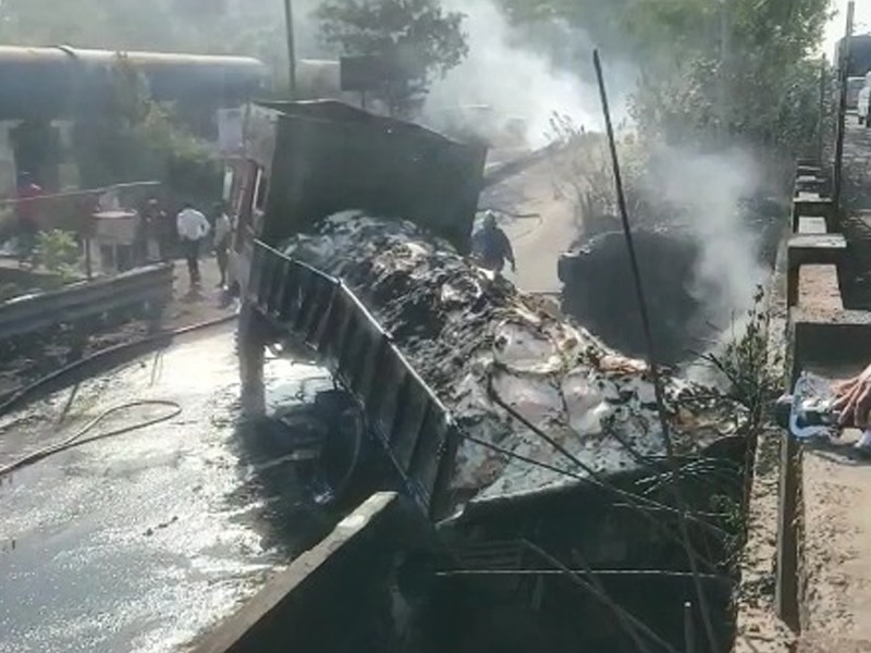 Tremor of burning truck in Ambernath; A truck full of sulfur took the stomach | Video : अंबरनाथमध्ये बर्निंग ट्रकचा थरार; गंधकाने भरलेला ट्रकने घेतला पेट