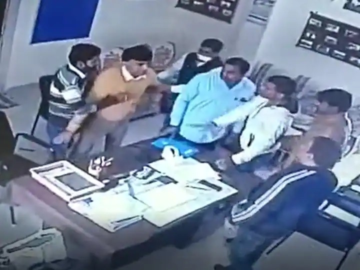 ujjain there was fierce fight between professor and principal video of fight went viral | तुफान राडा! महाविद्यालयातच मुख्याध्यापक आणि प्राध्यापक भिडले; एकमेकांच्या जीवावर उठले