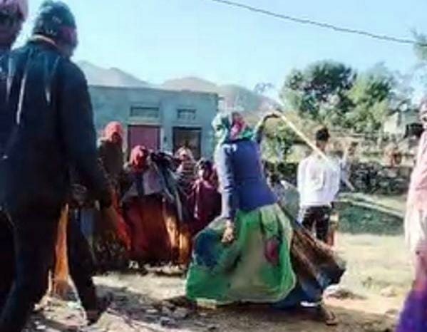 Crime News talibani punishment husband wife in machda village rajsamand rajasthan | संतापजनक! दुसरं लग्न केलं म्हणून महिलेला गावासमोर दिली तालिबानी शिक्षा; दोरीने बांधलं अन्...