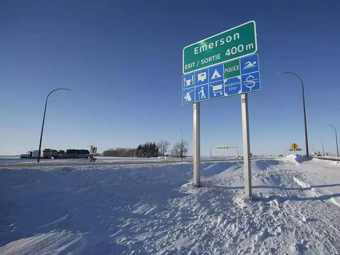 Four Indians die of freezing cold on Canada-US border | Death in Canada US Border: कॅनडा-अमेरिकेच्या सीमेवर भीषण थंडीत गोठून चार भारतीयांचा मृत्यू, धक्कादायक कारण आलं समोर