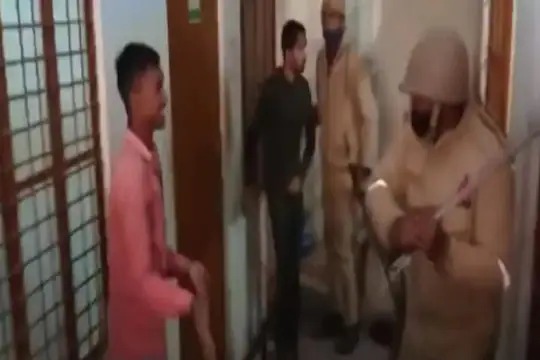 prayagraj student job protest police beaten students Priyanka Gandhi Share Video | ...अन् पोलिसांनी हॉस्टेलमध्ये घुसून विद्यार्थ्यांना केली मारहाण; प्रियंका गांधींनी शेअर केला 'तो' Video 