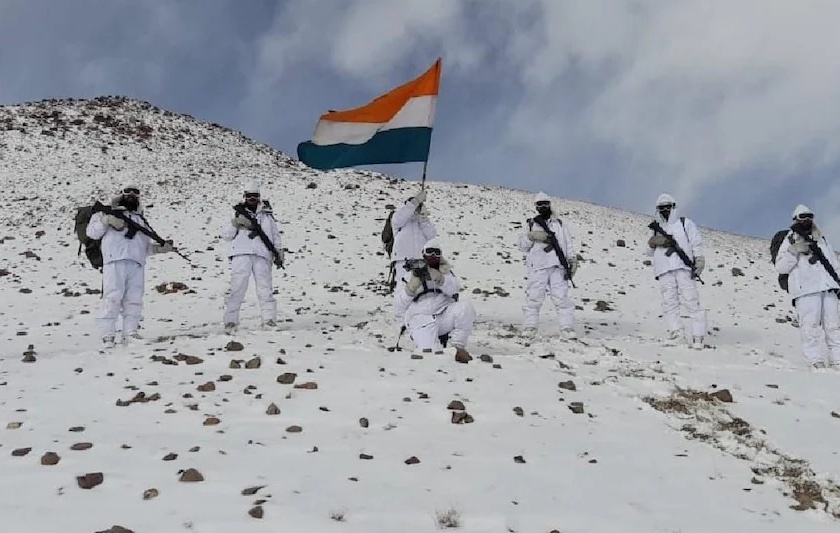 Indo-Tibetan Border Police personnel celebrate RepublicDay at 15,000 feet altitude in 40 degree Celsius temperature in Ladakh | Republic Day 2022 : Video - कडक सॅल्यूट! मायनस 40 डिग्री तापमान अन् 15000 फूट उंचीवर जवानांनी फडकवला तिरंगा 