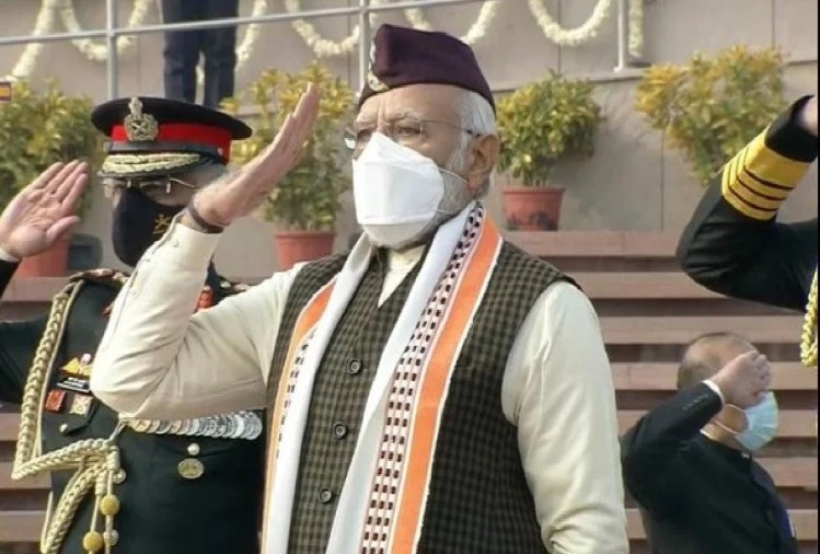 PM Narendra Modi wears uttarakhandi topi at war memorial on 26 january republic day eye on assembly election | Narendra Modi : मोदींनी उत्तराखंडची टोपी का घातली, बिपीन रावत की निवडणूक? अचूक टायमिंग साधायचा प्रयत्न