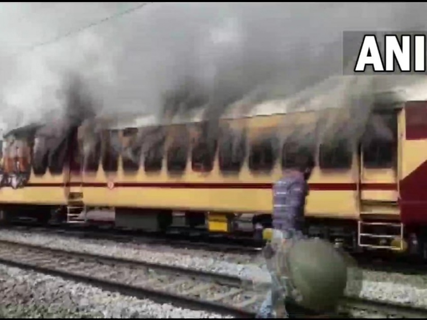 RRB NTPC Protest: Student agitation in Bihar more violent, passenger train set on fire after stone throwing | RRB NTPC Protest: बिहारमधील विद्यार्थ्यांचे आंदोलन अधिकच हिंसक, दगडफेकीनंतर पॅसेंजर ट्रेनला लावली आग