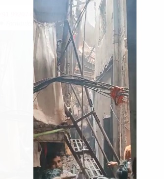 A four-storey house collapsed in Bandra, five to six people trapped | Video : वांद्रे येथे चार मजली घर कोसळले, ५ ते ६ जण अडकल्याची शक्यता 