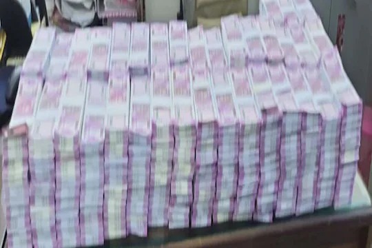 7 crore, 7 accused! Fake 2000 rupees notes Rs. 7 crores caught by mumbai police | ७ कोटी, ७ आरोपी! मुंबई पोलिसांनी मोठी कारवाई करत बनावट नोटांचा ढीग केला जप्त