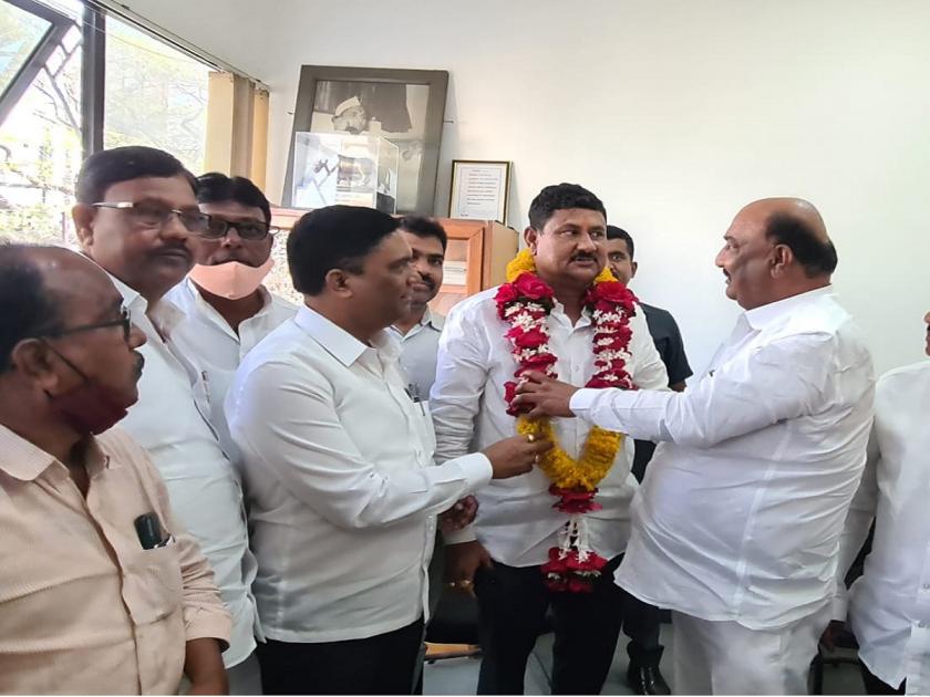 Dilip Nirfal of Minister Sandeepan Bhumare Group beats Abdul Sattar group and wins in Vice President election of District Milk corporation of Aurangabad | अब्दुल सत्तारांना धोबीपछाड, दुध संघाच्या उपाध्यक्षपदी संदीपान भुमरे गटाचे दिलीप निरफळ विजयी