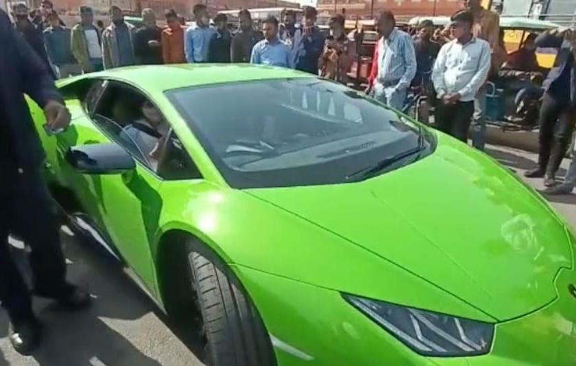 Challan cut for Rs 5 crore car, even the police were surprised to hear the owner's reply | बापरे! ५ कोटींच्या कारसाठी आकारला दंड, मालकाचे उत्तर ऐकून पोलीसही झाले अवाक्...