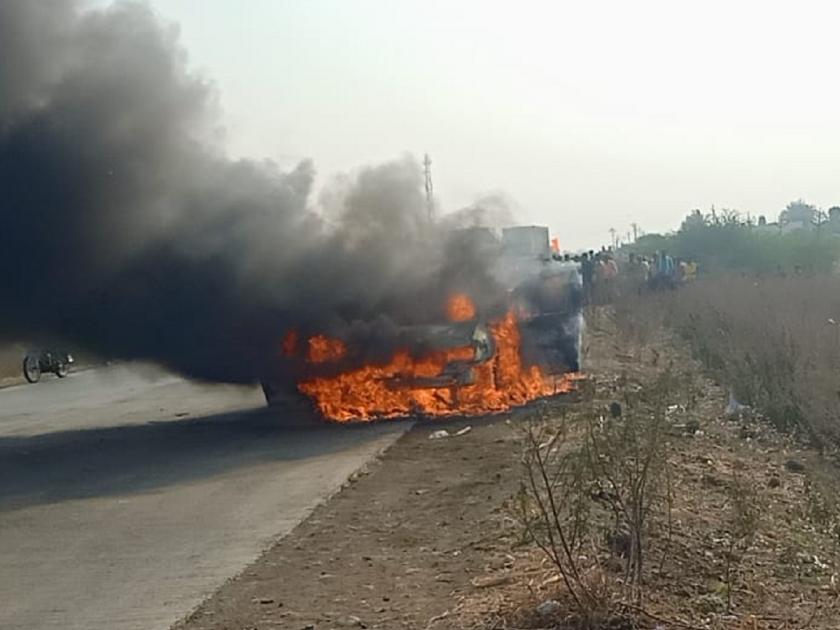 Video:'burning car' on the highway; Surviving the incident saved the lives of five people including CS | Video: हायवेवर 'बर्निंग कार'चा थरार; प्रसंगावधान राखल्याने सीएसह पाचजणांचे वाचले प्राण