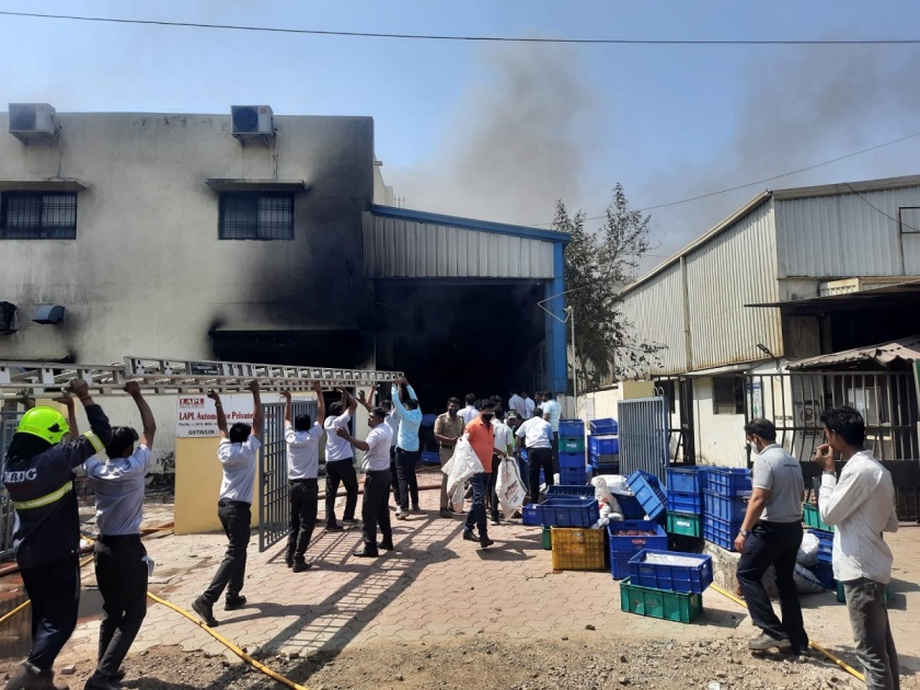 The company's paint shop in Waluj MIDC was burn in the fire | भीषण आगीत वाळूज एमआयडीसीतील कंपनीचे पेंट शॉप खाक