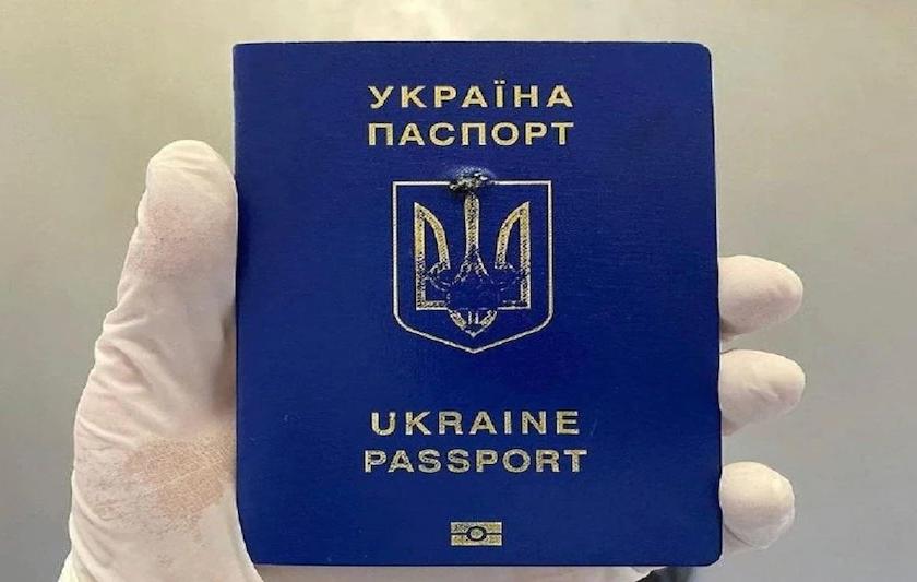 Russia Ukraine War: Ukrainian Passport turned into armor, saved life of 16 year boy | Russia Ukraine War: खिशातील कागदी पासपोर्ट बनला चिलखत, काळ बनून आलेल्या गोळीला रोखले, मुलाचे प्राण वाचवले 