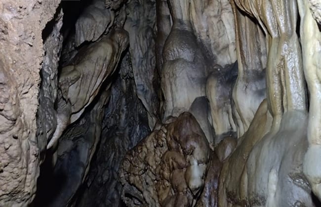 Huge Mahakaleshwar caves found in Uttarakhand, inside are mythological scenes | भारतात या ठिकाणी सापडली महाकाय गुहा, आत आहेत पौराणिक देखावे, तर शिवलिंगावर नैसर्गिकरीत्या होतोय जलाभिषेक 