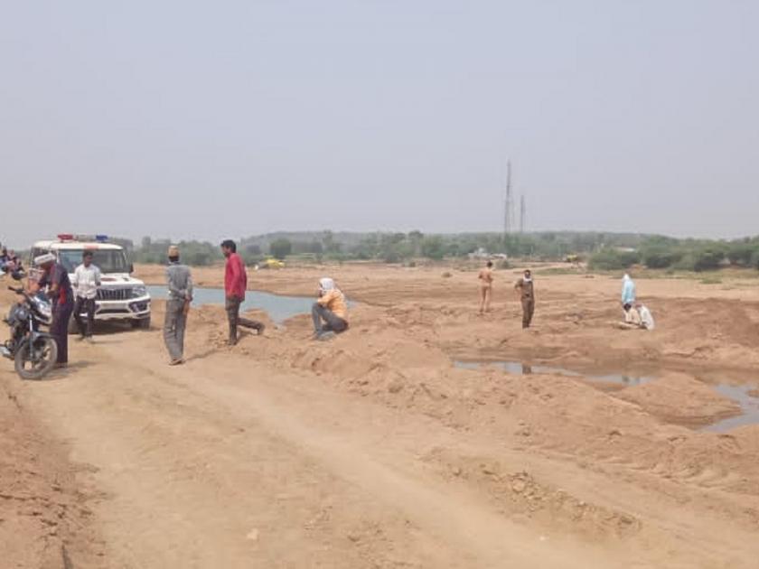 Exciting! Rotten body found in sand dunes on Telangana-Maharashtra border | खळबळजनक ! तेलंगणा-महाराष्ट्र सिमेवरील वाळू घाटात आढळला सडलेल्या अवस्थेतील मृतदेह