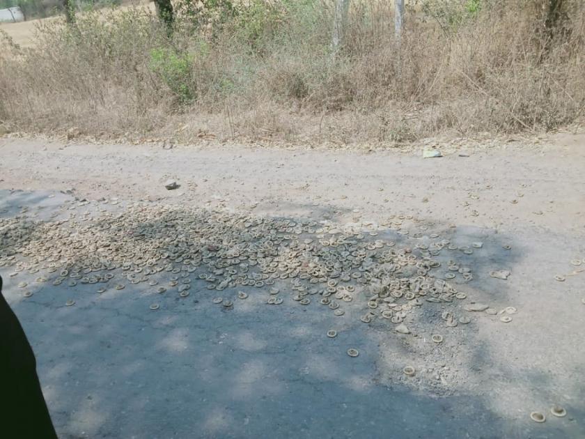 In Vaijapur taluka condoms were found on the Khandala-Parsoda road | ग्रामस्थांना बसला धक्का; खंडाळा-परसोडा मार्गावर जागोजागी निरोधचा सडा