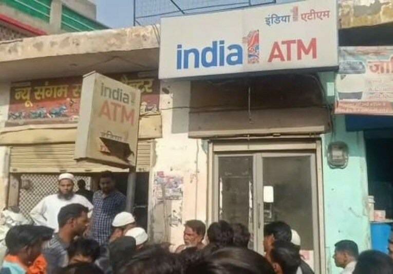 up meerut atm gate electric shock youth died | भयंकर! ATM मध्ये पैसे काढण्यासाठी गेला तरुण पण दरवाजा उघडताच मृत्यू; झालं असं काही...