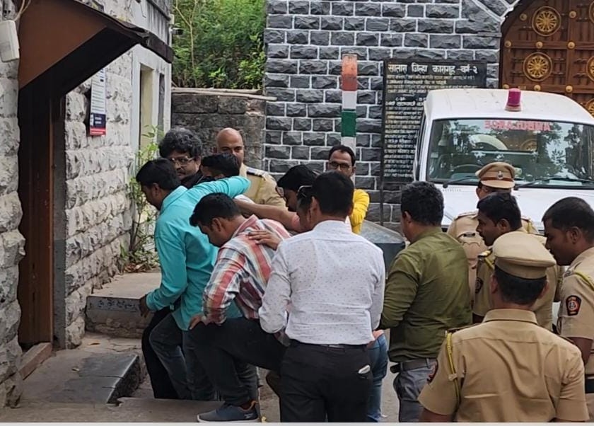 Video: Bharatmata Ki Jai! Announcing this, Gunaratna Sadavarte reached Satara Police Station | Video : भारतमाता की जय! घोषणा देत गुणरत्न सदावर्ते पोहोचले सातारा पोलीस ठाण्यात
