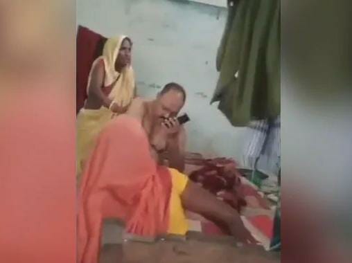 bihar sub inspector got massaged in police station by complainant woman sp suspended after video went viral | Video - संतापजनक! तक्रारदार महिलेकडून पोलीस ठाण्यात अधिकाऱ्याने करून घेतला मसाज
