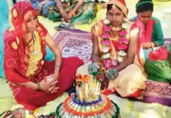 weird tradition in gujarat chhota udepur district girl married with her sister in law | ऐकावं ते नवलंच! नणंदेने वहिनीशी केलं लग्न; मंडपात घेतल्या सप्तपदी, सर्व विधी केले अन्...