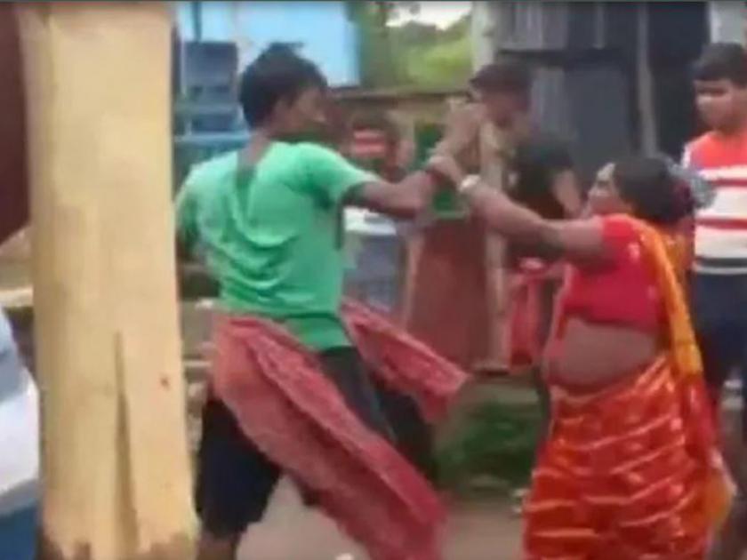 After the death of the girl, son in law was beaten by a chappal, the video viral | मुलीच्या मृत्यूनंतर जावयाला चप्पलने हाणलं, व्हिडिओ व्हायरल