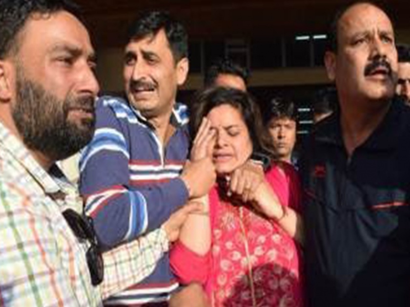 Rahul Bhatt Killing: kashmiri pandit rahul bhatt wife allegation security not given despite threats | Rahul Bhatt Killing: काश्मिरी पंडित राहुल भट्ट यांच्या पत्नीचा गंभीर आरोप, 'धोका असूनही सुरक्षा नाही मिळाली'