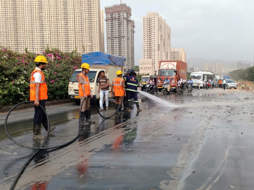 Two hours delay on Mumbai-Nashik highway due to mud, incident on Saket bridge in Thane | चिखलामुळे मुंबई नाशिक महामार्गाचा दोन तास खोळंबा, ठाण्यातील साकेत ब्रिजवरील घटना