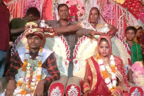 hardoi woman ties knot with fiance after he lost his one leg in road accident | एक विवाह ऐसा भी! लग्नाआधी नवरदेवाने पाय गमावला पण तिने सोडली नाही साथ; घेतल्या सप्तपदी