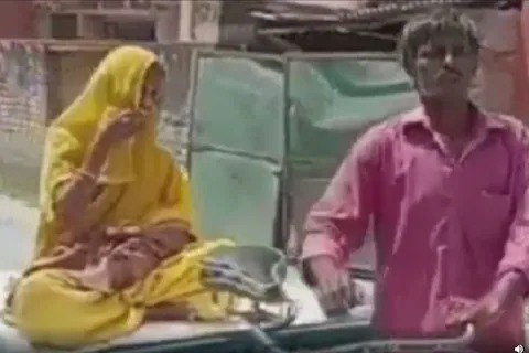 women carrying her ill daughter on thela reaches jaunpur district hospital video gets viral | आजारी लेकीला हातगाडीवर घेऊन रुग्णालयात पोहोचली आई; डॉक्टरांच्या पेपरच्या नादात मुलीचा मृत्यू