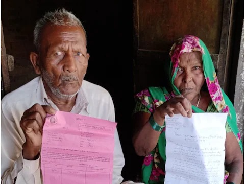 jaunpur electricity department sent bill of one lakh to laborers family without connection | वीज विभागाचा कारनामा! ना विजेचा खांब, ना घरात कनेक्शन; तरी मजुराला एक लाखाहून अधिक बिल