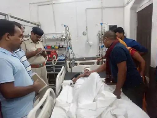 Crime News miscreants threw girl from jansadharan express in samastipur condition critical | धक्कादायक! "ते अत्यंत वाईट कमेंटसह मला घाणेरडा स्पर्श करत होते"; मुलीने ट्रेनमधून मारली उडी