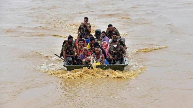 flood situation worsens in assam more than 7 lakh people affected in 27 districts | Assam Flood : पावसाचा हाहाकार! आसाममध्ये पूरस्थिती गंभीर; 27 जिल्ह्यांतील तब्बल 7 लाखांहून अधिक लोकांना फटका